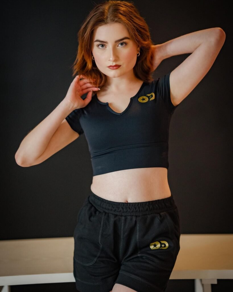 Only Dallas Logo Cropped V-Neck Top – Black Short Sleeve