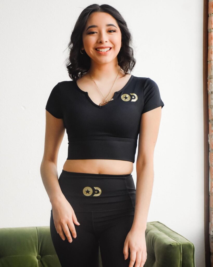 Only Dallas Logo Cropped V-Neck Top – Black (Gold Logo)