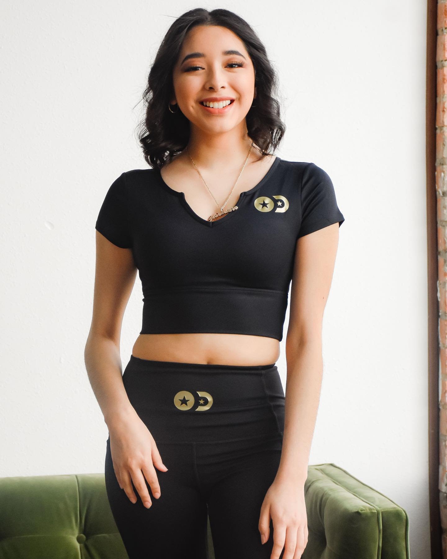 Only Dallas Logo Cropped V-Neck Top – Black (Gold Logo)