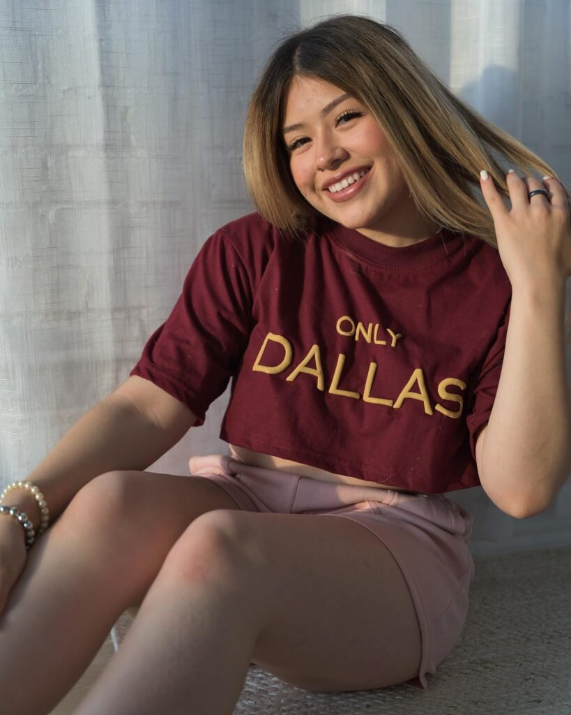 Only Dallas Text Cropped T-Shirt – Maroon