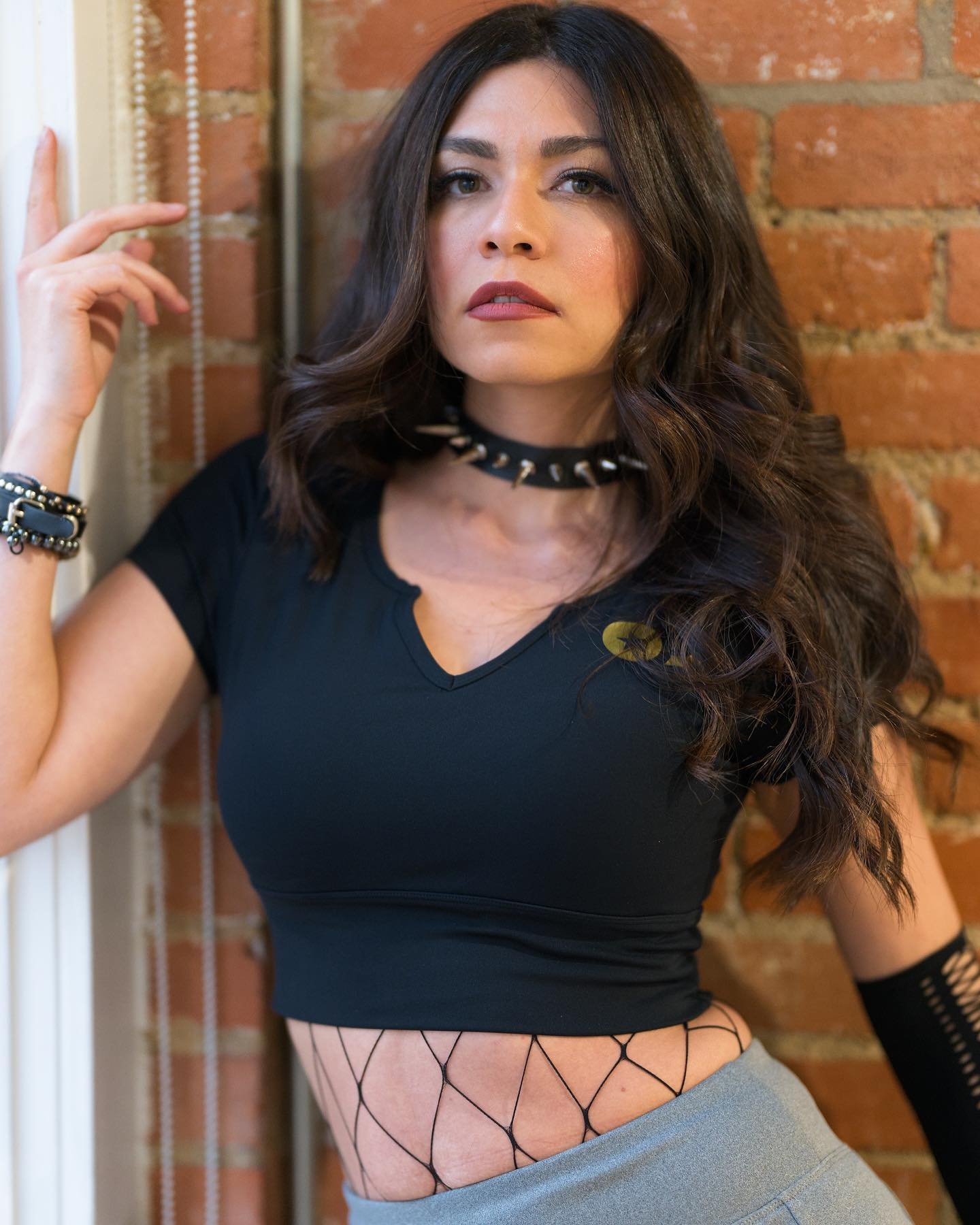 Only Dallas Logo Cropped V-Neck Top – Black